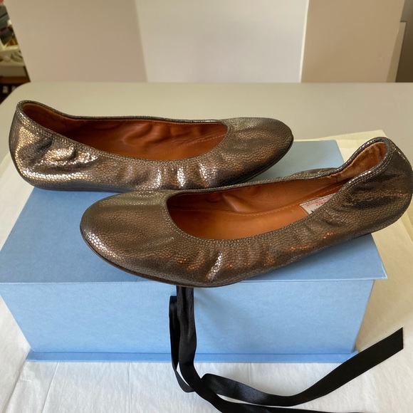 Gold shiny Lanvin slip ons. Size 9 - Picture 1 of 5